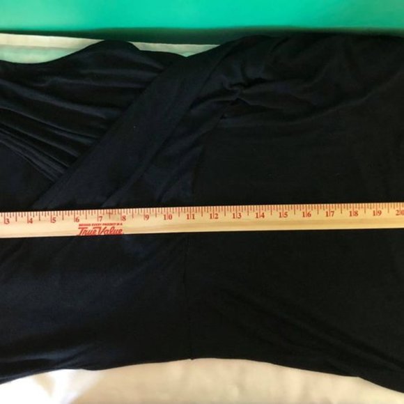 Love Blind Ladies Black Sleeveless Shell with Plunging Neckline Size medium - Picture 6 of 7